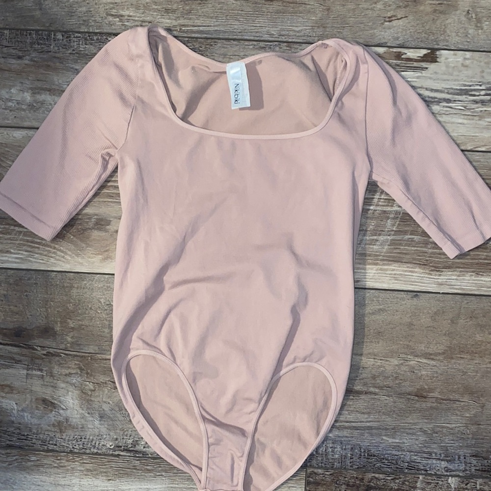 NIKIBIKI RIBBED SHORT SLEEVE BODYSUIT